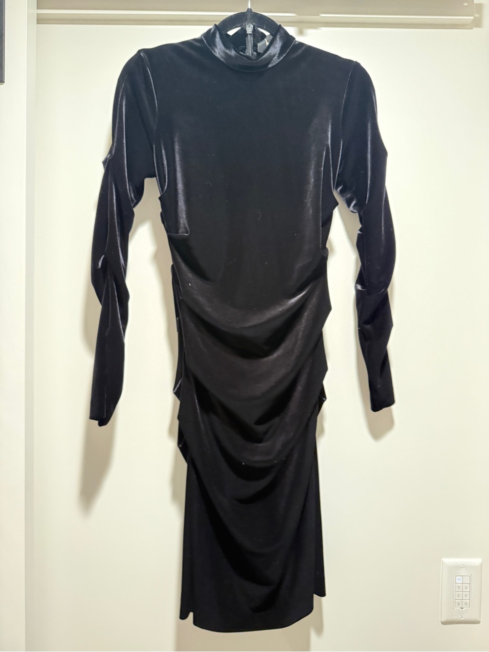 Women’s Black stretch Velvet Long-Sleeve Ruched Dress